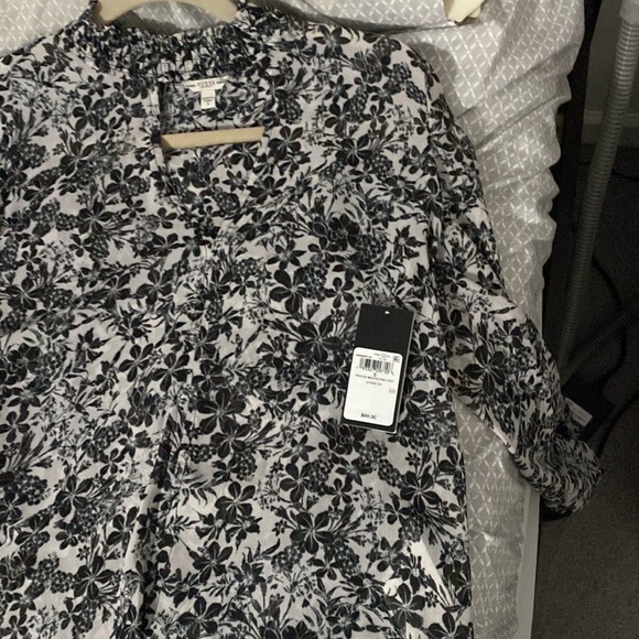 Black & white floral keyhole Guess blouse with tags intact - Picture 3 of 4